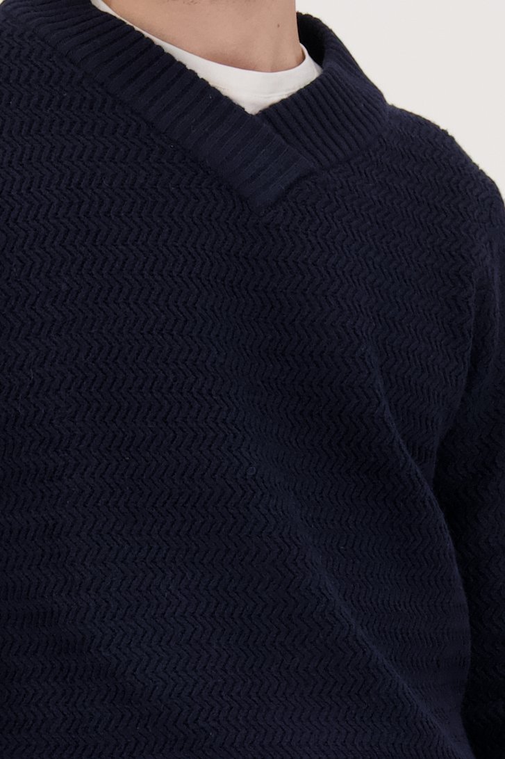 Pull bleu foncé avec motif tricoté fin	 de Ravøtt pour Hommes