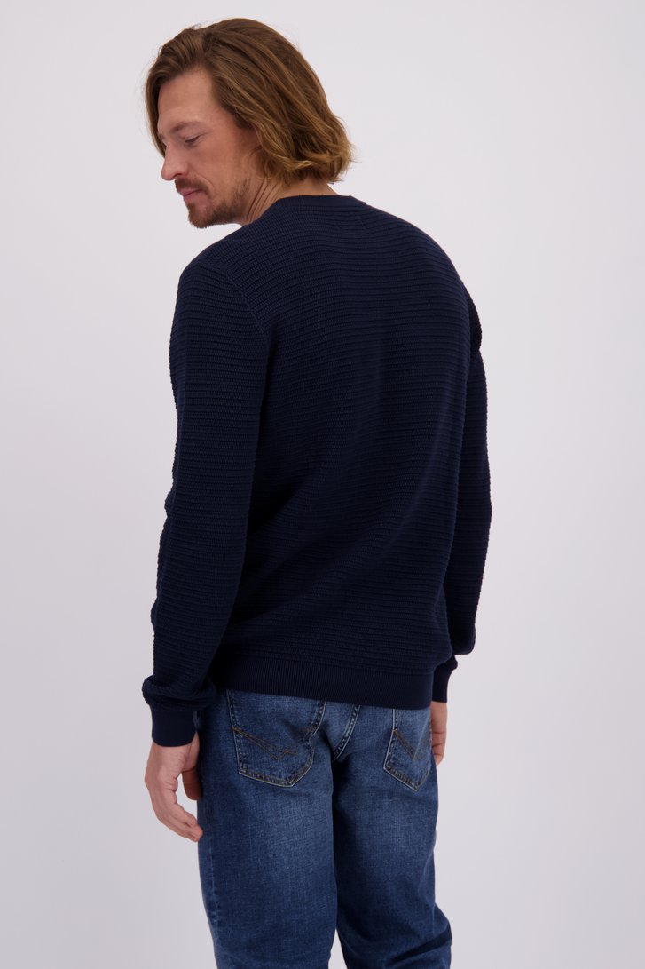 Le dos de Pull bleu foncé avec rayures tricotées de Ravøtt pour Hommes