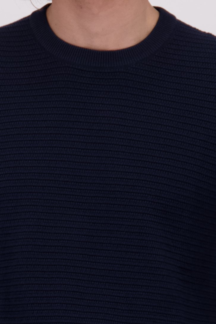 Détail de Pull bleu foncé avec rayures tricotées de Ravøtt pour Hommes