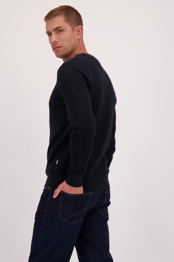 Le dos de  Pull bleu foncé en maille à col rond de Casual Five pour Hommes