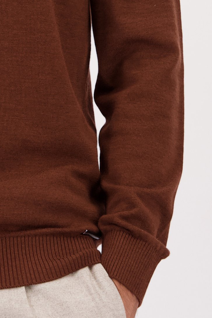 Détail de Pull brun à manches longues et col rond de Upper East pour Hommes