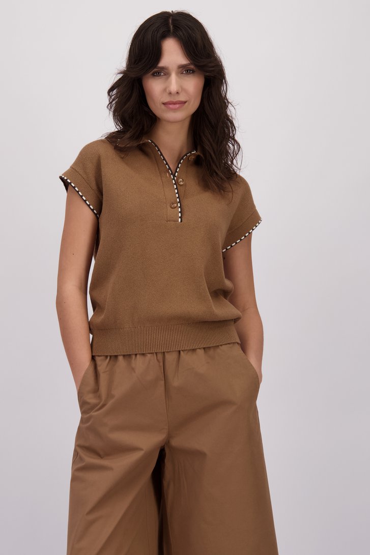 Le dos de Pull brun finement tricoté sans manches de Louise pour Femmes