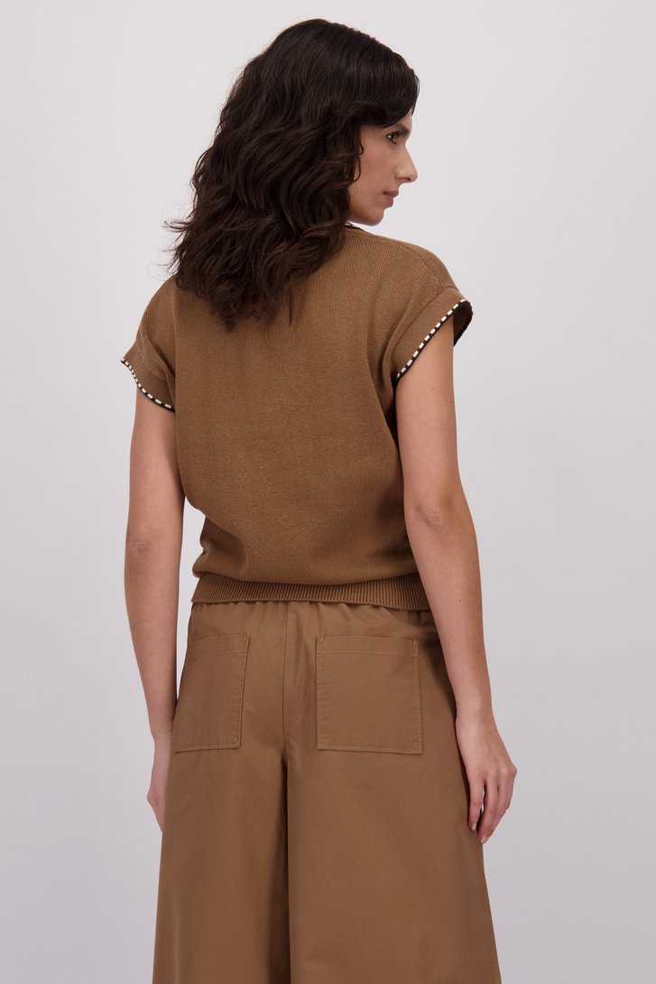 Détail de Pull brun finement tricoté sans manches de Louise pour Femmes
