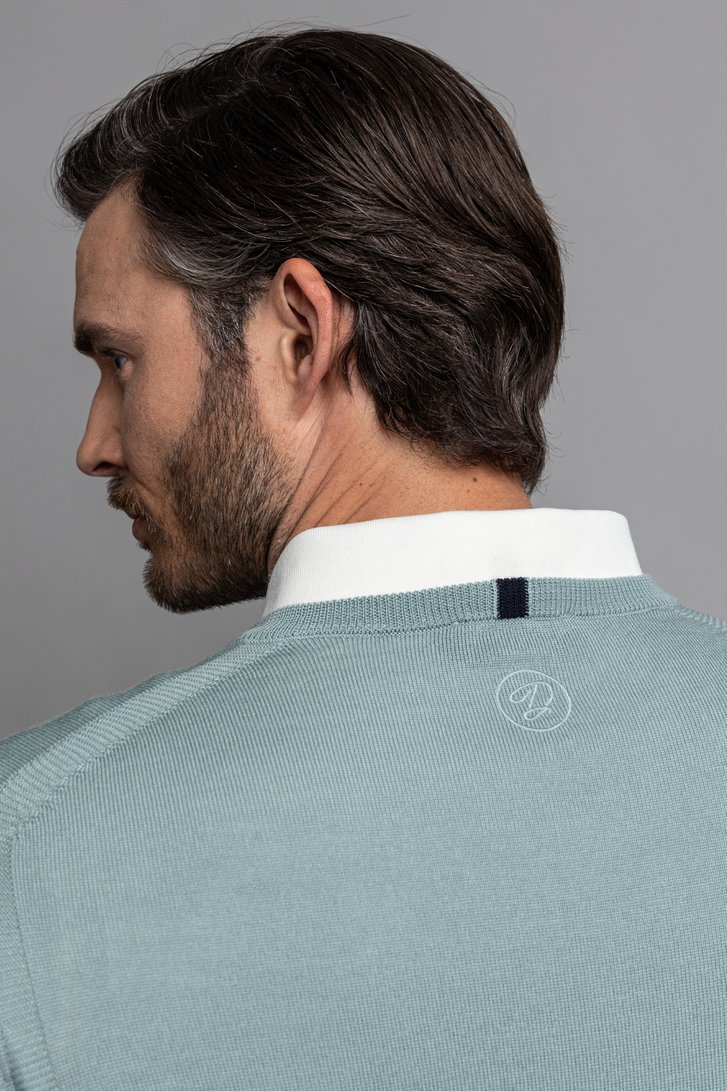 Détail de Pull de golf finement tricoté vert avec col en V de Dansaert Golf Club pour Hommes