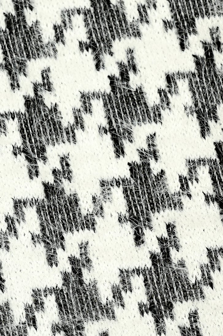 Pull doux écru avec motif noir de Bicalla pour Femmes