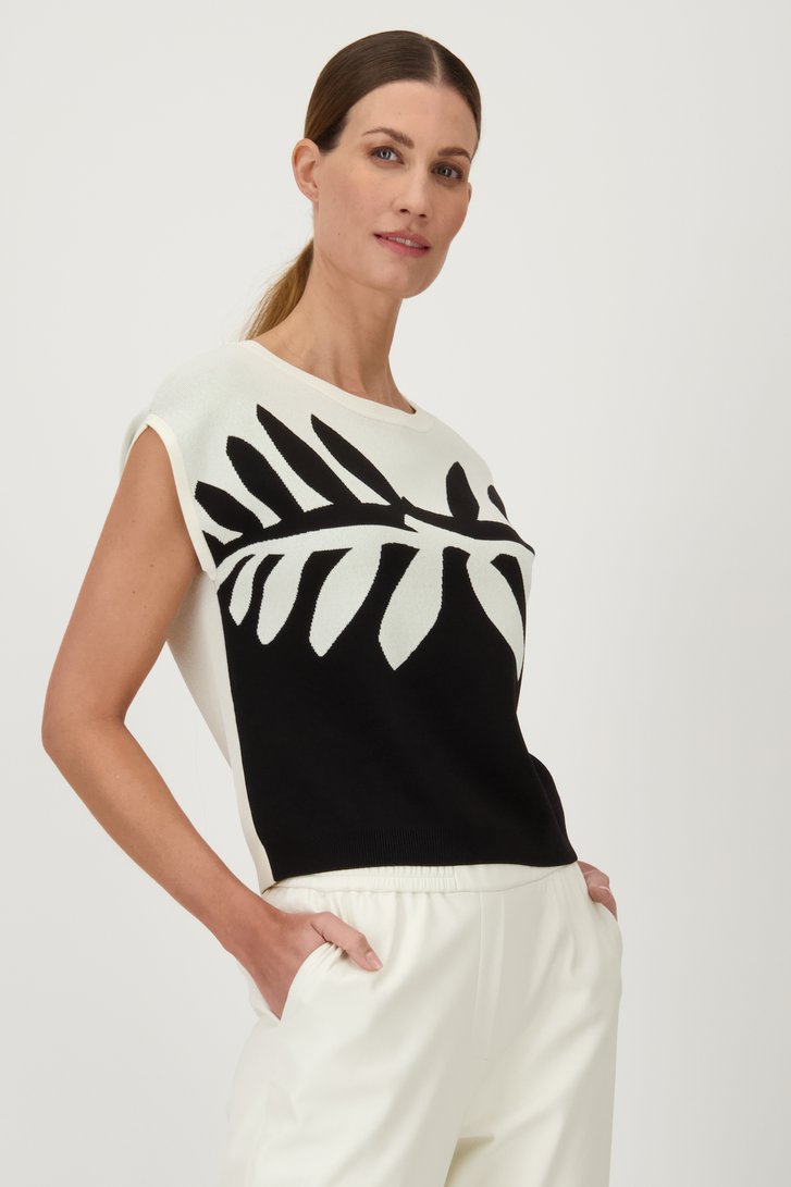 Le devant de Pull écru avec imprimé graphique noir de D'Auvry pour Femmes