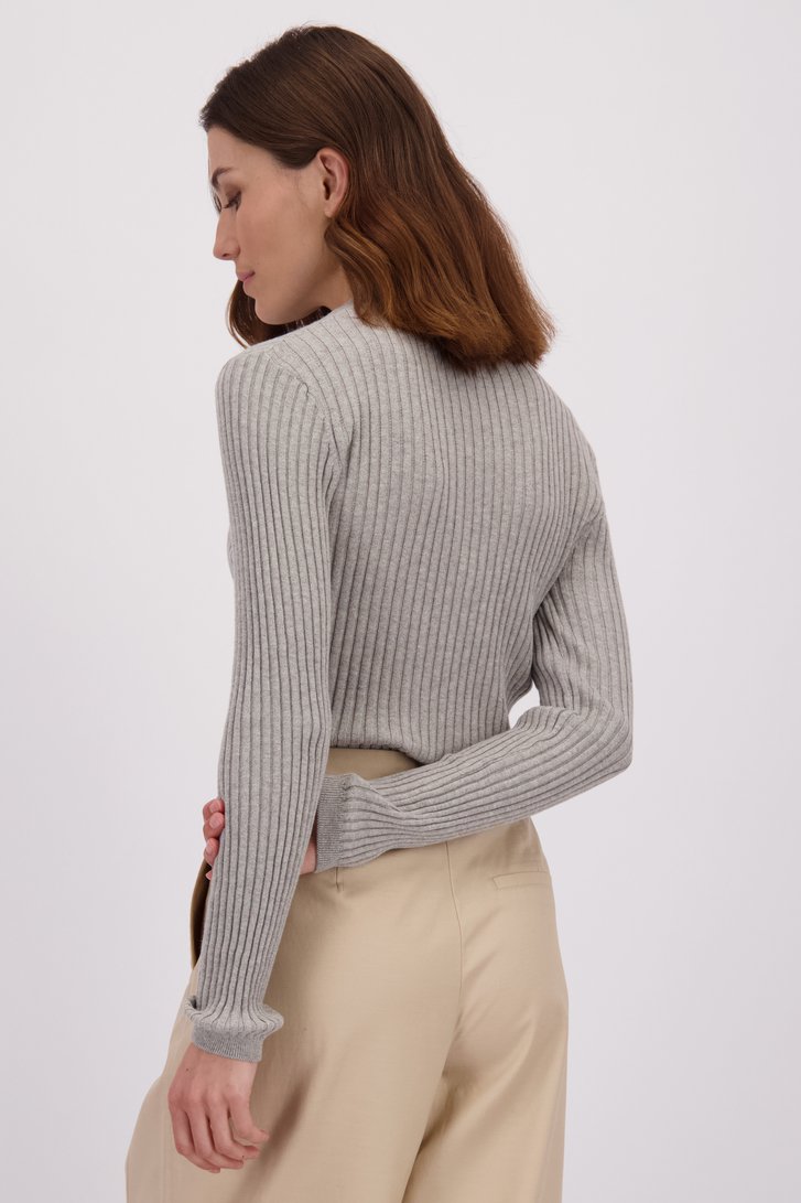 Le dos de Pull gris en maille fine de LŌVING pour Femmes