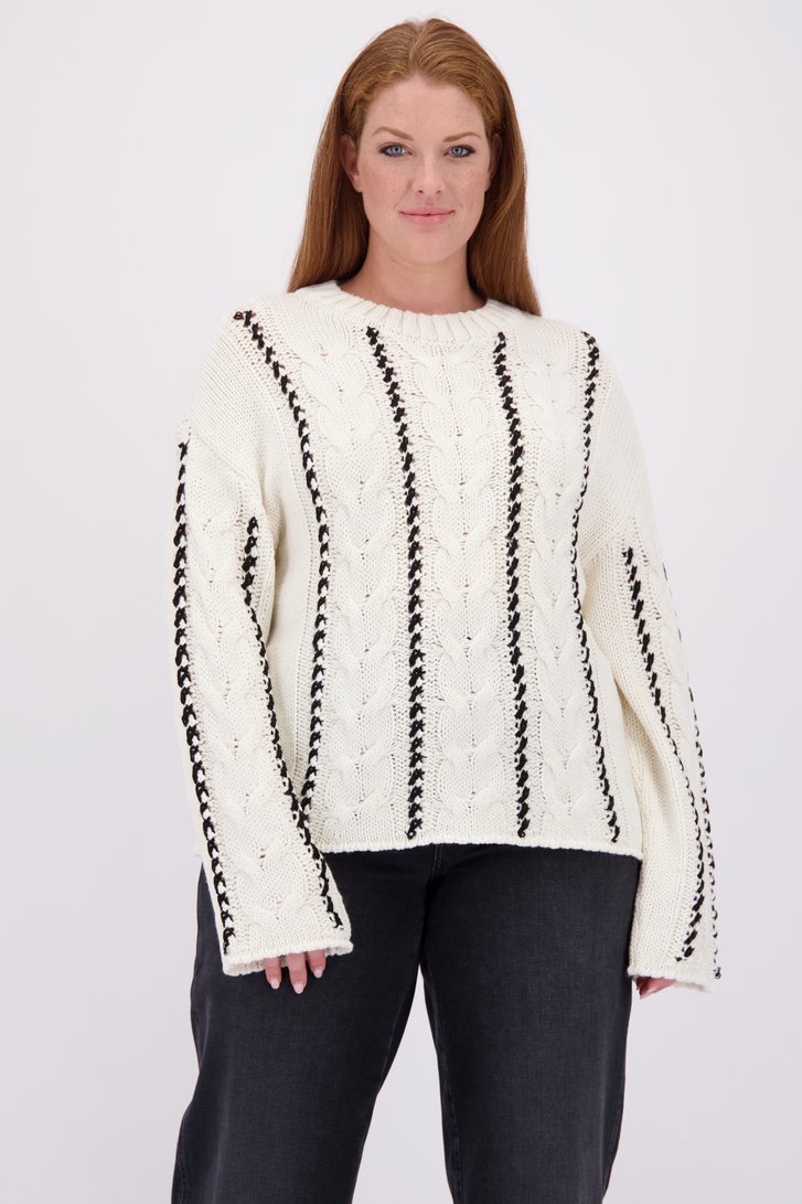 Le devant de Pull torsadé blanc à rayures noires de ONLY Carmakoma pour Femmes