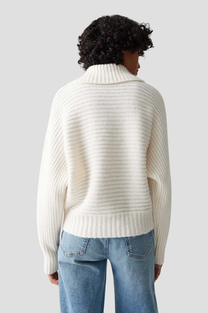 Le dos de Pull tricoté blanc à col large de Opus pour Femmes