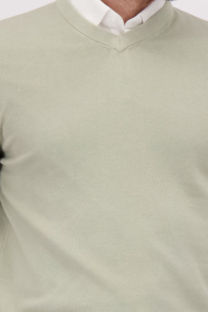 Détail de Pull vert clair en maille à col V de Michaelis pour Hommes