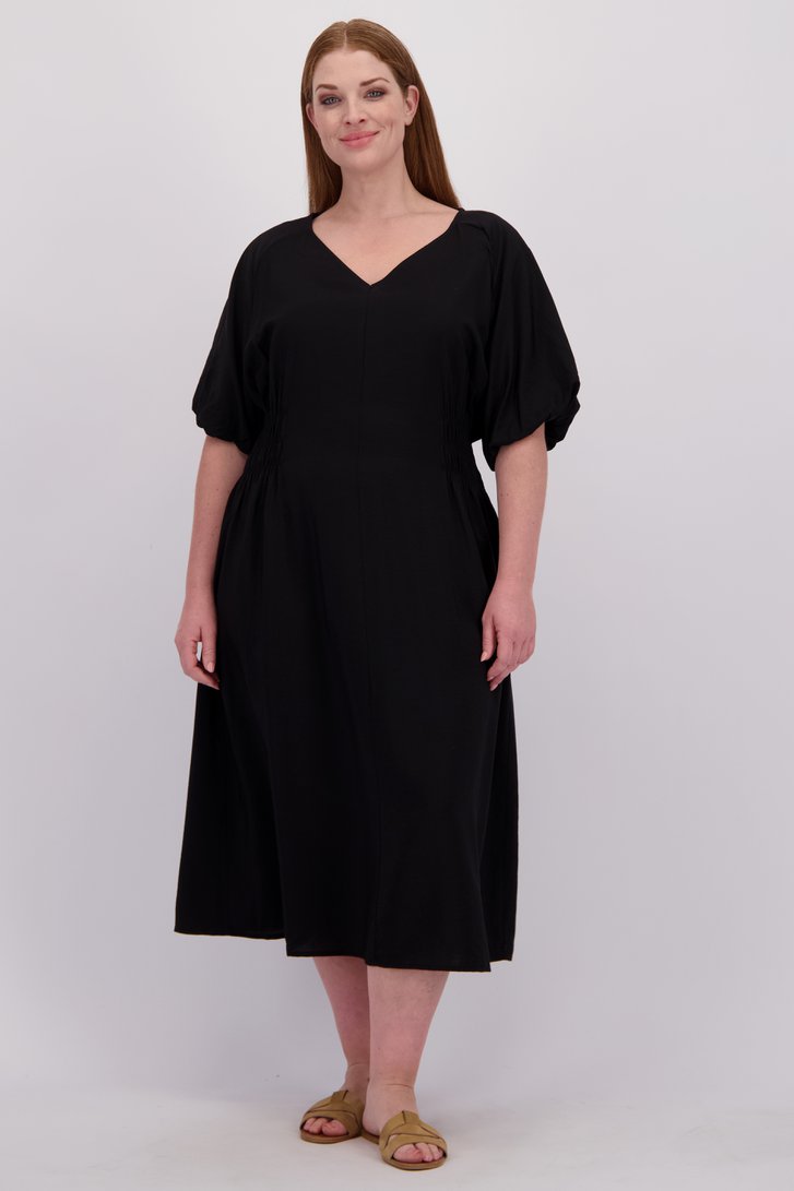 Le devant de Robe longue noire à col en V de Kaffe Curve pour Femmes