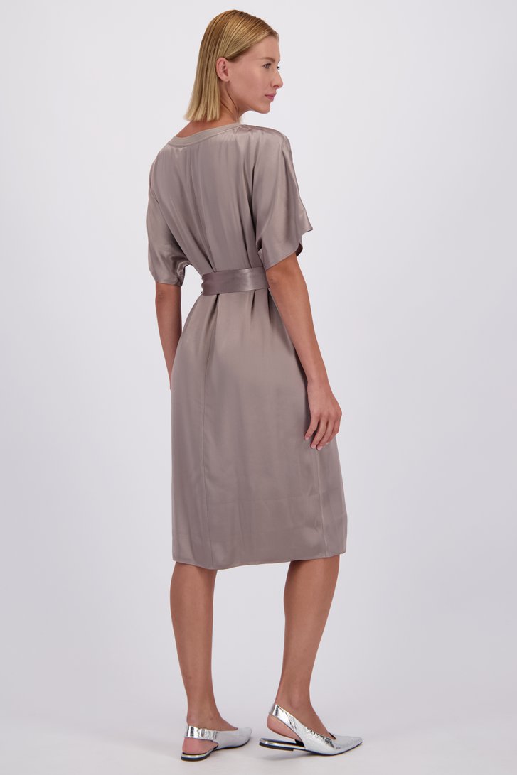 Le dos de Robe taupe en tissu satiné de D'Auvry pour Femmes