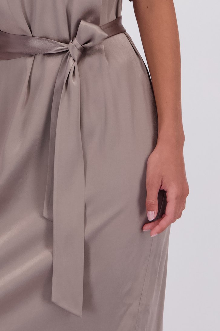 Détail de Robe taupe en tissu satiné de D'Auvry pour Femmes