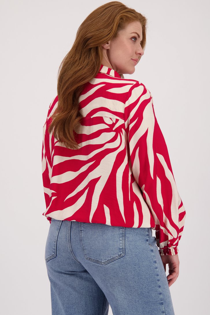 Achterkant van Rode blouse met lichtbeige bladermotief door ONLY Carmakoma voor Dames