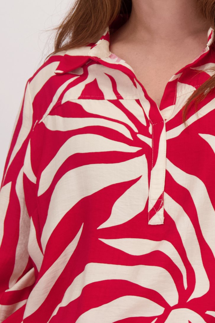 Detail van Rode blouse met lichtbeige bladermotief door ONLY Carmakoma voor Dames