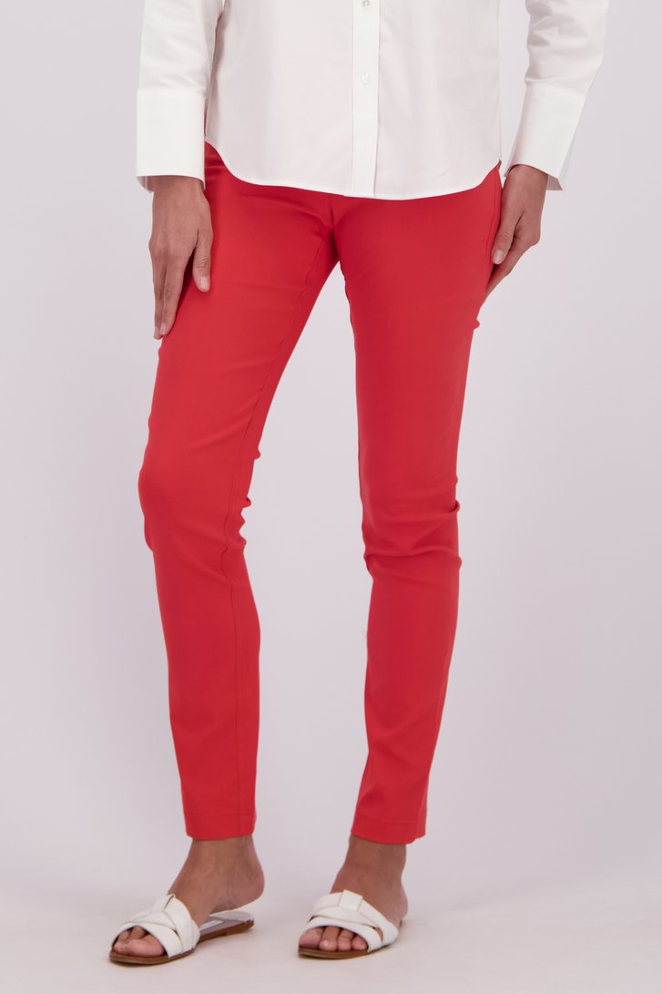 Detail van Rode stretchbroek met elastische tailleband door Claude Arielle voor Dames