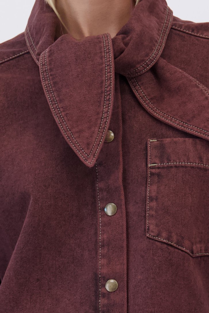 Detail van Roestrode jeansblouse met sjaaltje door Liberty Island Denim voor Dames