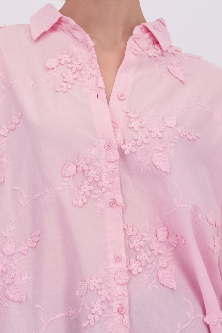Detail van Roze blouse met geborduurde bloemen door More & More voor Dames