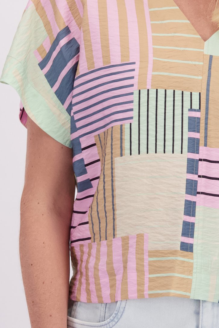 Detail van Roze-groene blouse met korte mouwen door Libelle voor Dames