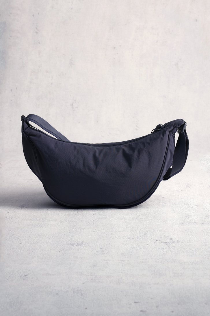 Le dos de Sac bandoulière bleu en nylon de LŌVING pour Femmes