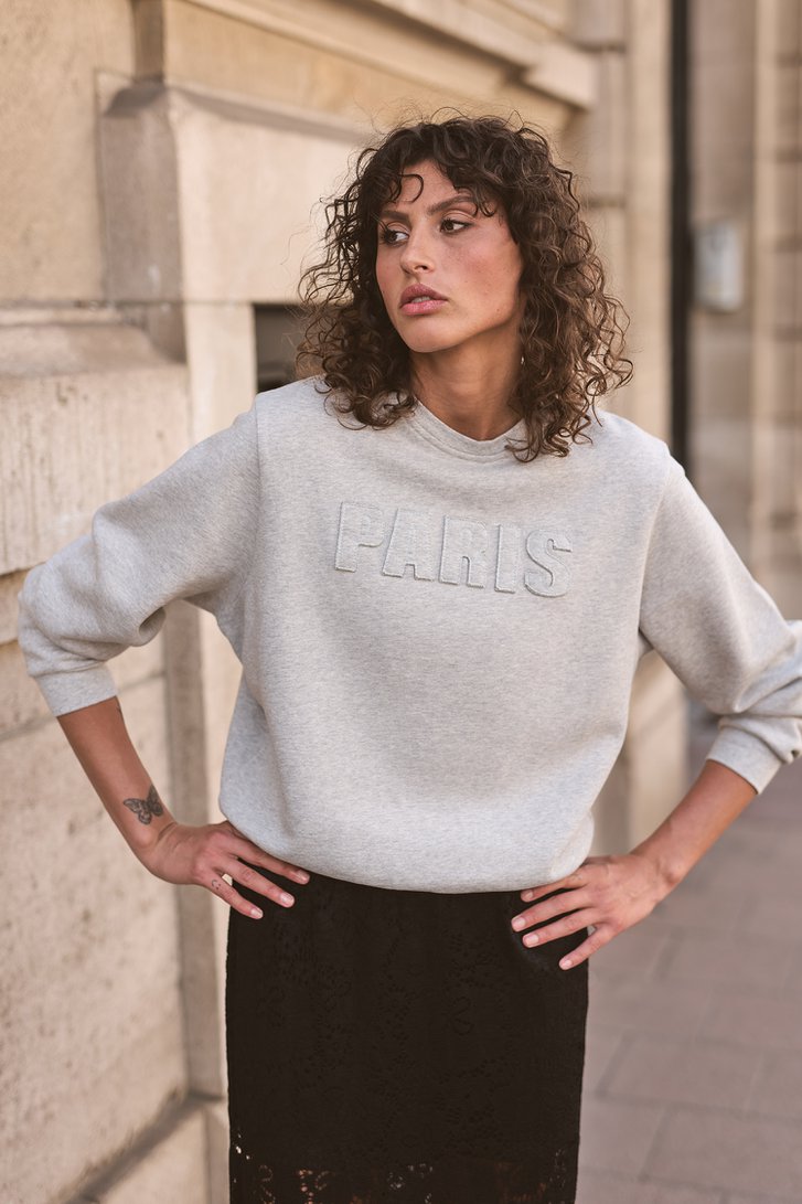 Photo supplémentaire 5 de Sweat gris avec lettres appliquées ‘Paris’ de Louise pour Femmes