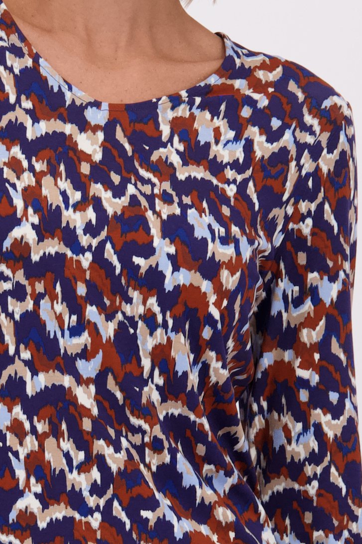 Détail de T-shirt à imprimé bleu et brun de Claude Arielle pour Femmes