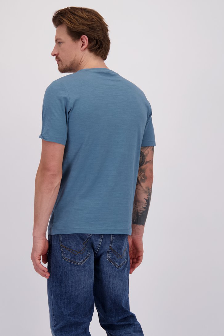 Le dos de T-shirt bleu à col rond de Ravøtt pour Hommes