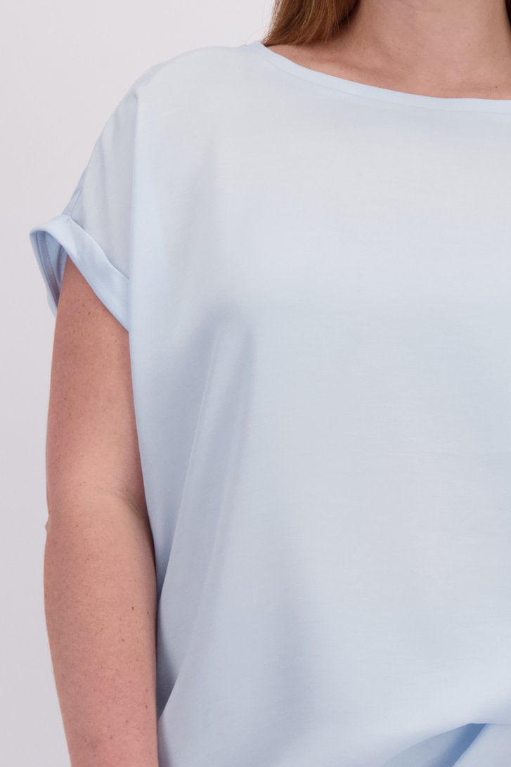 Détail de T-shirt bleu clair avec effet satin de Kaffe Curve pour Femmes