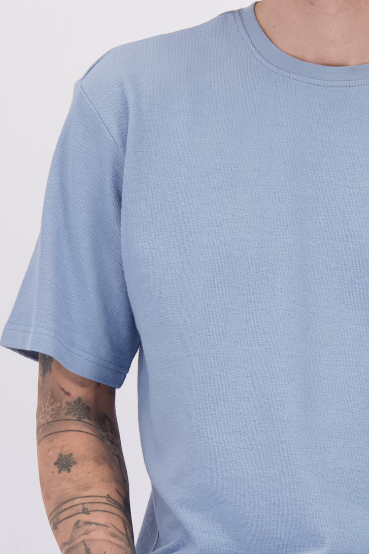 Détail de T-shirt bleu clair de Ravøtt pour Hommes