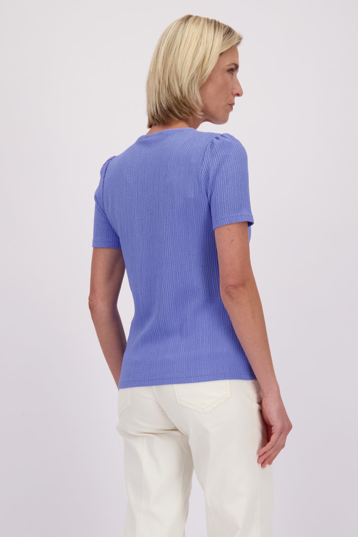 Le dos de T-shirt bleu en tissu texturé de Claude Arielle pour Femmes
