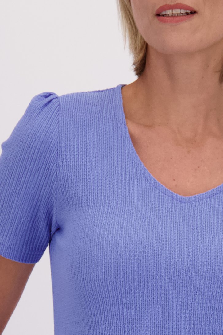 Détail de T-shirt bleu en tissu texturé de Claude Arielle pour Femmes