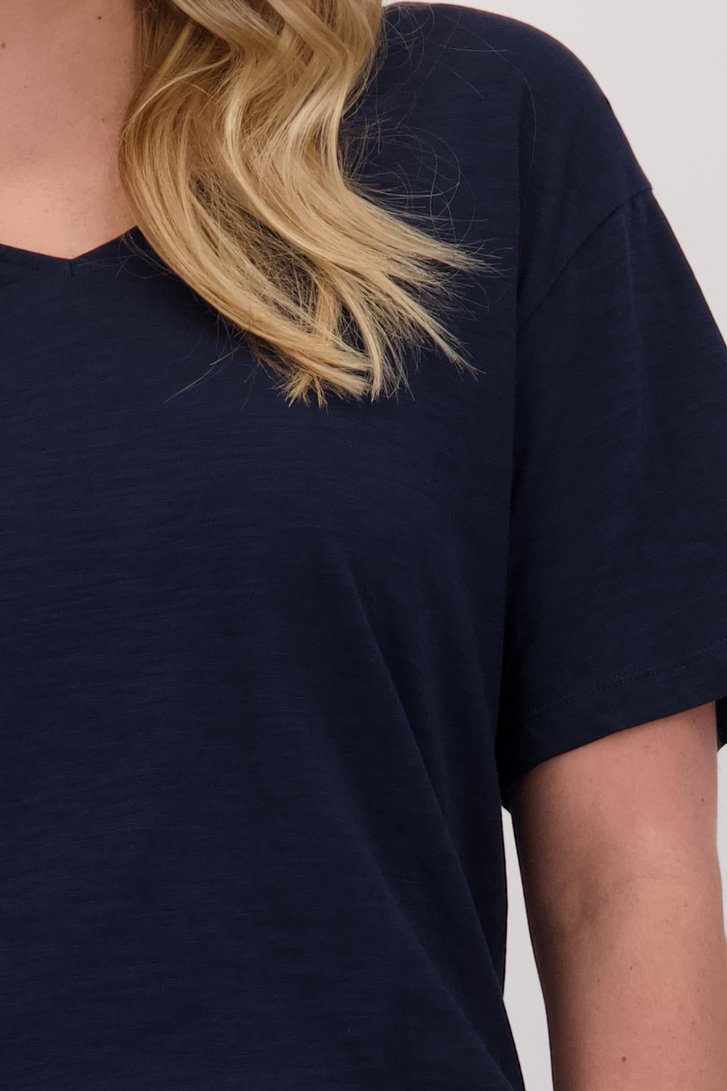 Détail de T-shirt bleu foncé à col en V de Libelle pour Femmes
