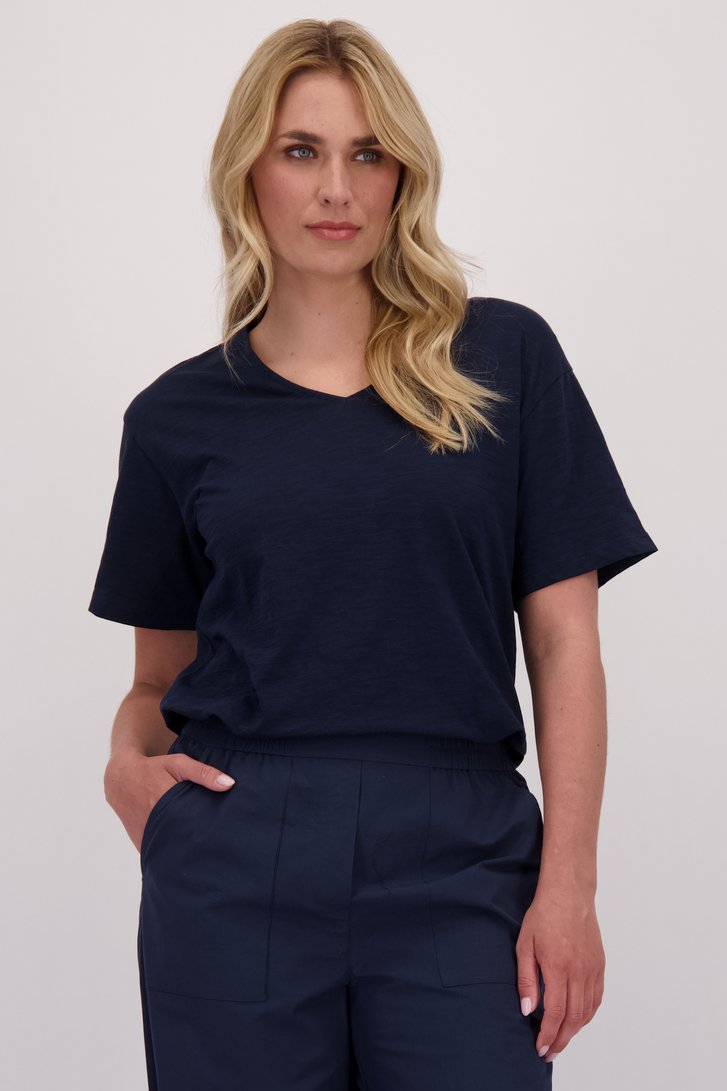 Le devant de T-shirt bleu foncé à col en V de Libelle pour Femmes