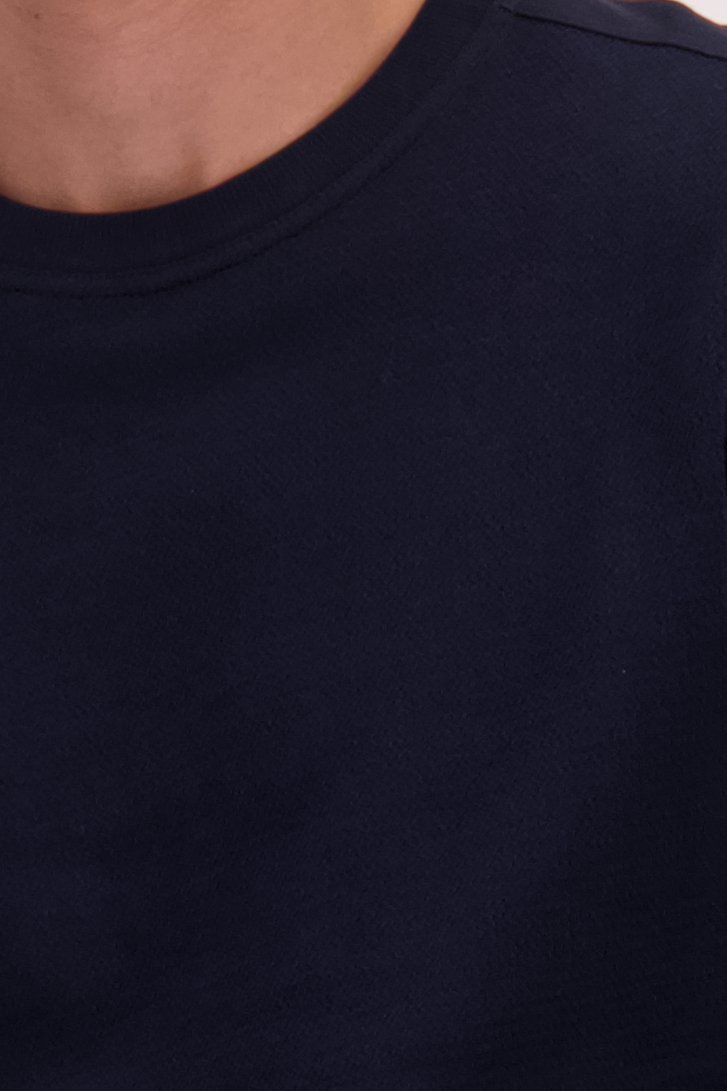 Détail de T-shirt bleu foncé à manches longues de Ravøtt pour Hommes