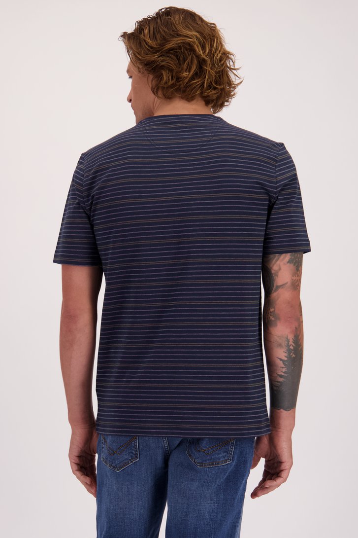 Le dos de T-shirt bleu foncé à motif rayé kaki et blanc de Ravøtt pour Hommes