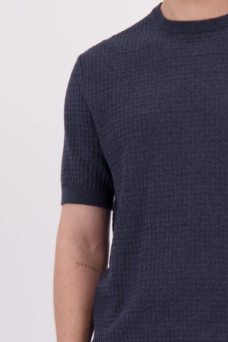 Détail de T-shirt bleu foncé en tissu structuré de Only & Sons pour Hommes