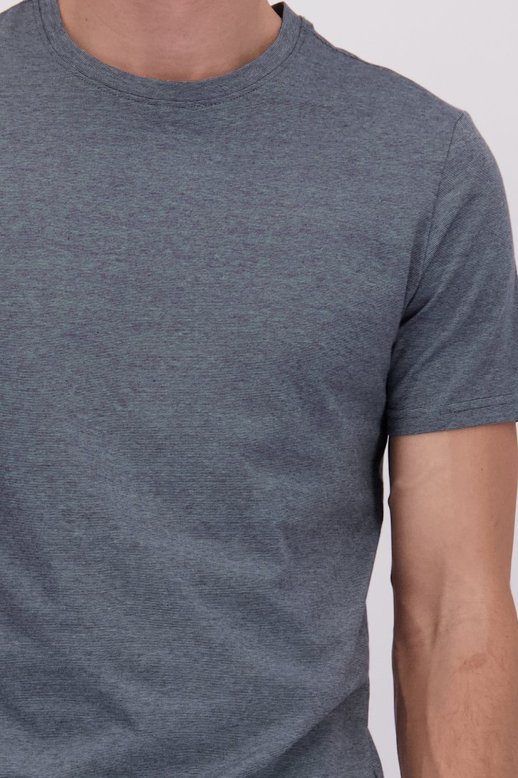 Détail de T-shirt bleu gris à fines rayures de Ravøtt pour Hommes