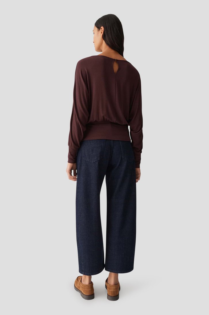 Le dos de T-shirt bordeaux à manches chauve-souris de Opus pour Femmes