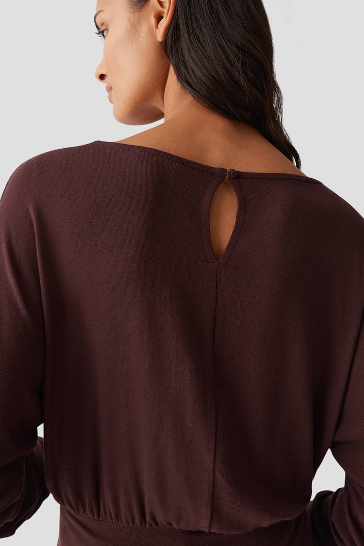 Détail de T-shirt bordeaux à manches chauve-souris de Opus pour Femmes