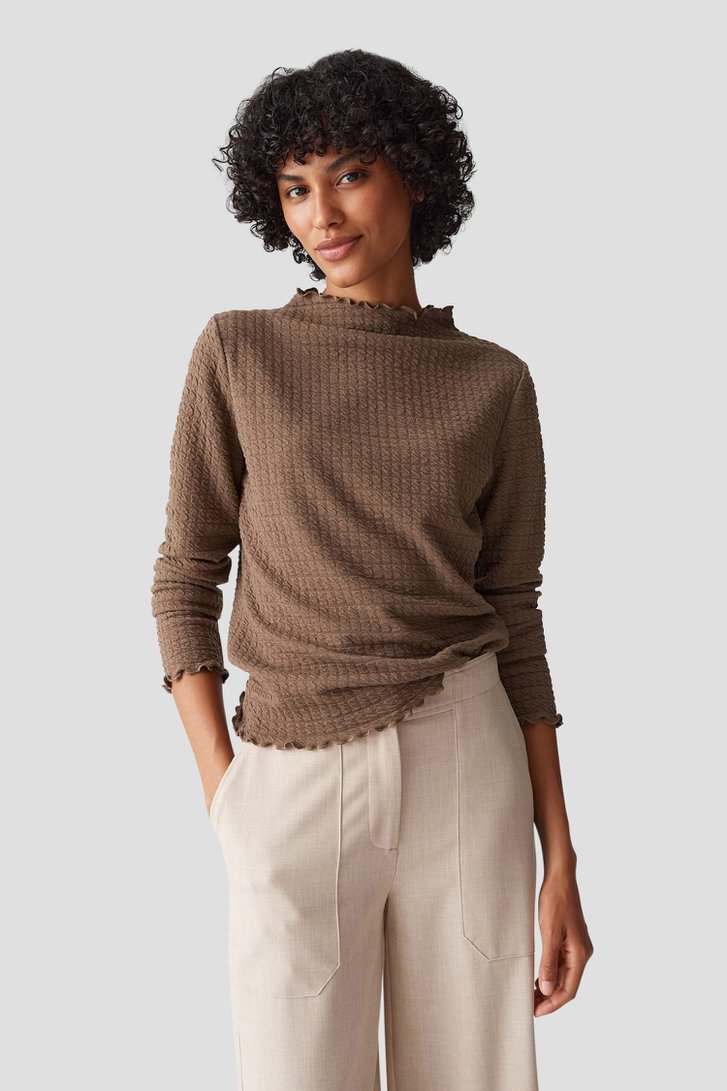 Le devant de T-shirt brun à manches longues à texture de Opus pour Femmes