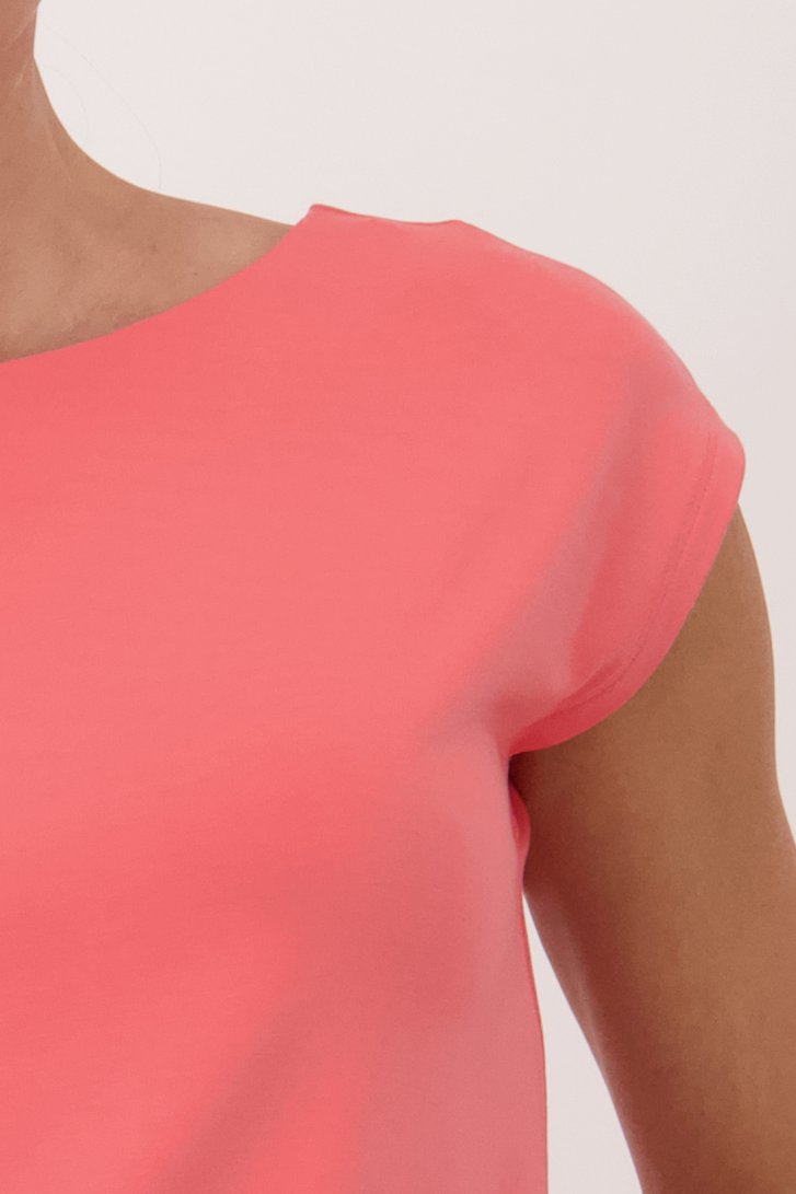 Détail de T-shirt rose à manches courtes de D'Auvry pour Femmes
