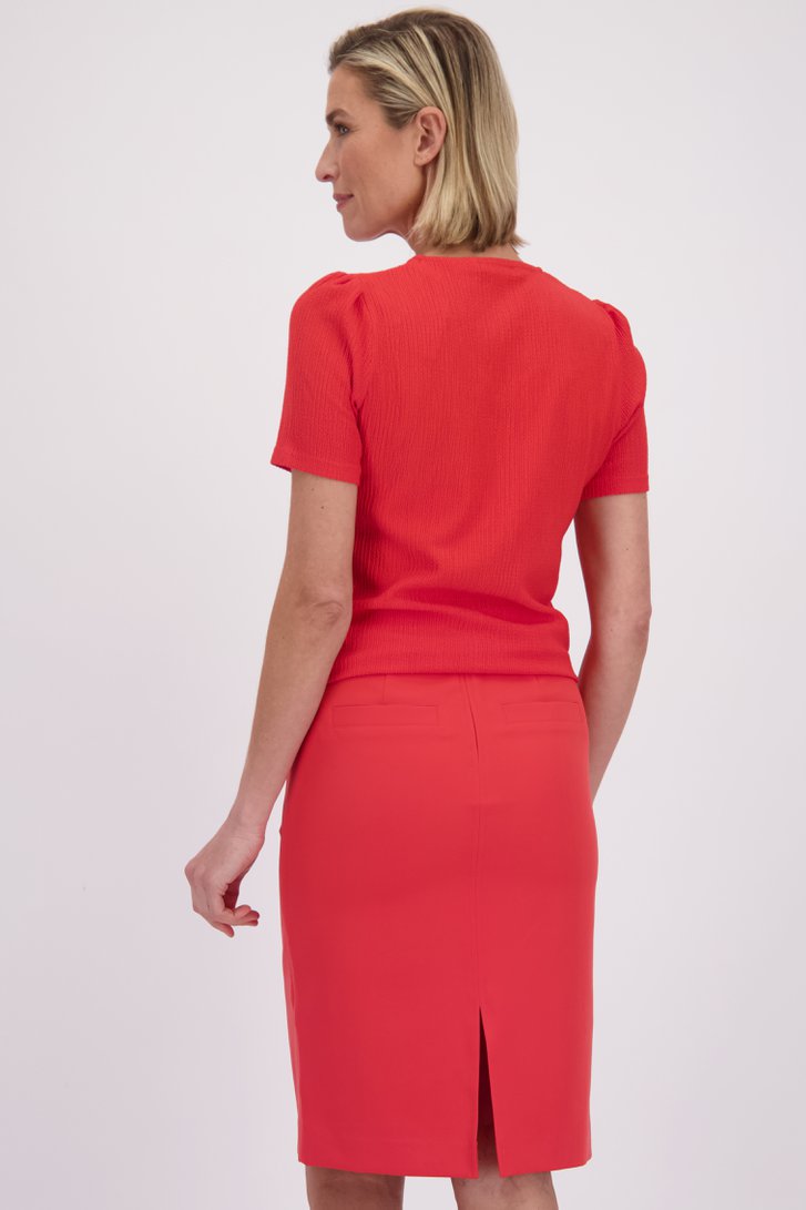 Le dos de T-shirt rouge en tissu texturé de Claude Arielle pour Femmes