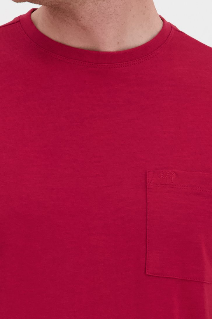 T-shirt rouge foncé avec poche sur la poitrine de Ravøtt pour Hommes