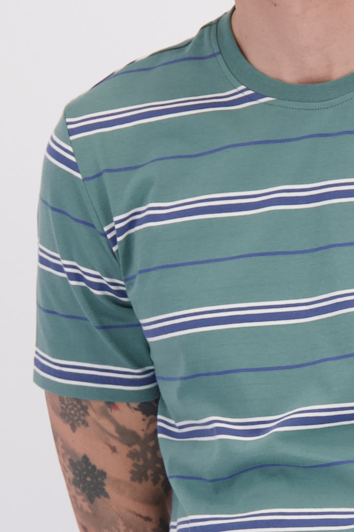 Détail de T-shirt vert à rayures bleues de Ravøtt pour Hommes