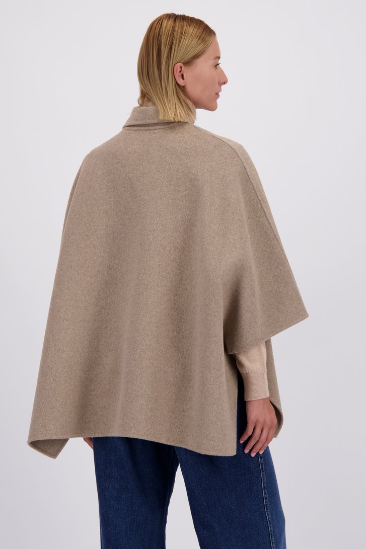 Achterkant van Taupe mantel met capelook door D'Auvry voor Dames