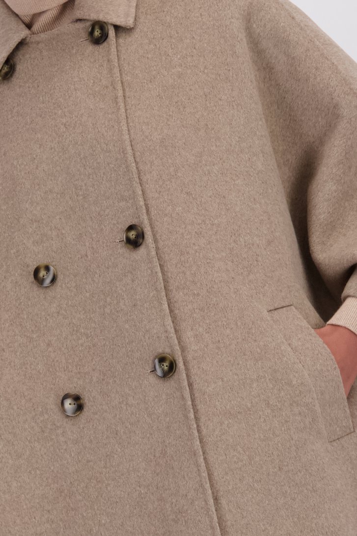 Detail van Taupe mantel met capelook door D'Auvry voor Dames