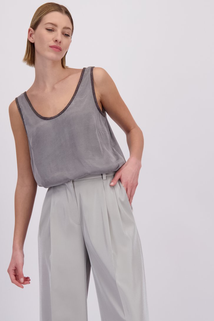 Le devant de Top gris sans manches de D'Auvry Studio pour Femmes