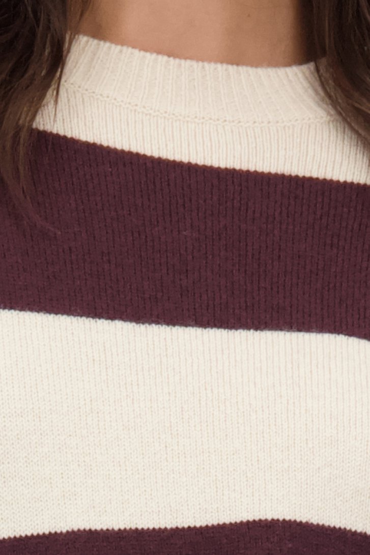 Detail van Trui met ecru en bordeauxbruin gestreept motief door Louise voor Dames