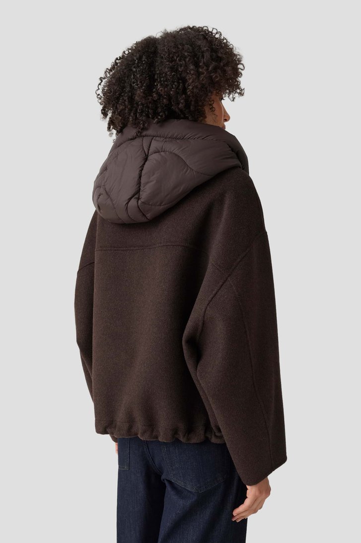 Le dos de Veste de pluie brune à capuche amovible de Opus pour Femmes
