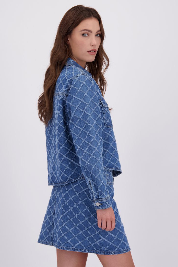Le dos de Veste en jean bleue à motif à carreaux effiloché de JDY pour Femmes